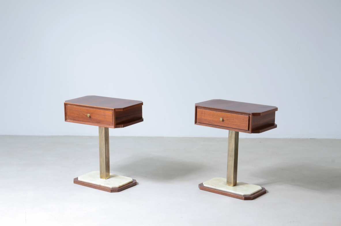 Coppia di comodini in noce rigatino con base in marmo e montanti a colonna in ottone.  Manifattura italiana anni 60. Coppia di comodini in noce rigatino con base in marmo e montanti a colonna in ottone.  Manifattura italiana anni 60.