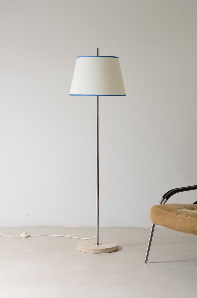 Piantana in acciaio satinato con base in marmo.  Sergio Ostuni per Oluce, 1960ca.