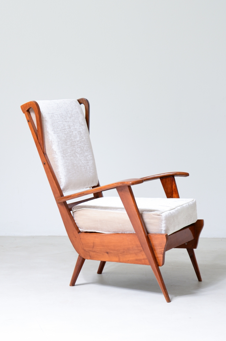 Poltrona da lettura modernista con struttura in rovere nello stile di Gio Ponti.  Manifattura italiana, 1950ca.