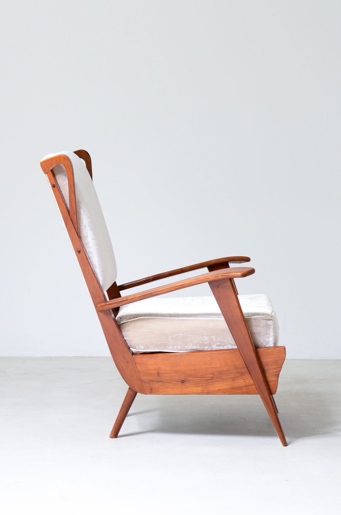Modernist reading armchair with oak structure in the style of Gio Ponti. Italian manufacture, 1950's.