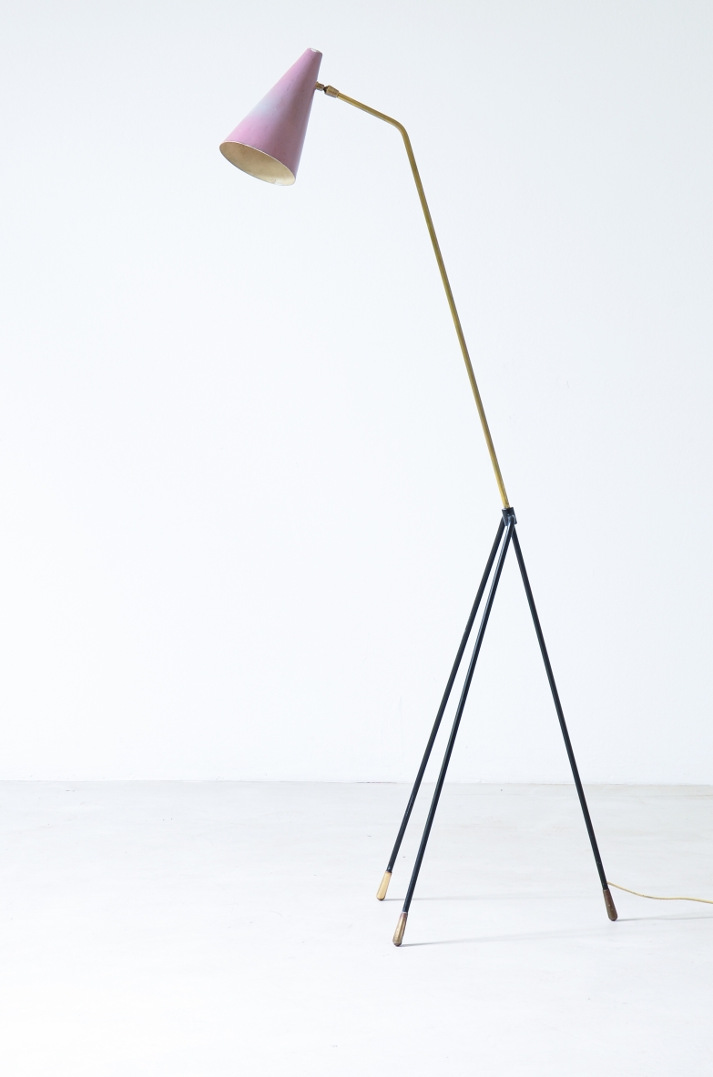 Elegante lampada da lettura in metallo curvato con finali in ottone tornito e cono in metallo laccato originale.  Nello stile di Gino Sarfatti, manifattura primi anni 50.