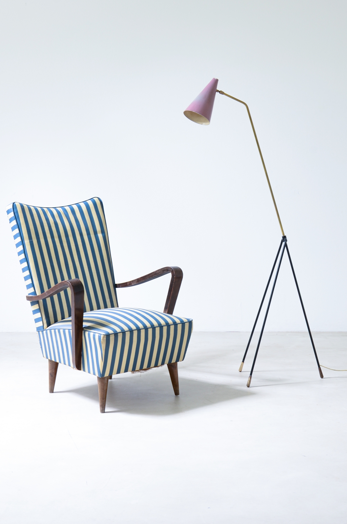 lampada da lettura in metallo curvato con finali in ottone tornito nello stile di Gino Sarfatti, manifattura italiana lampada da lettura in metallo curvato con finali in ottone tornito nello stile di Gino Sarfatti, manifattura italiana