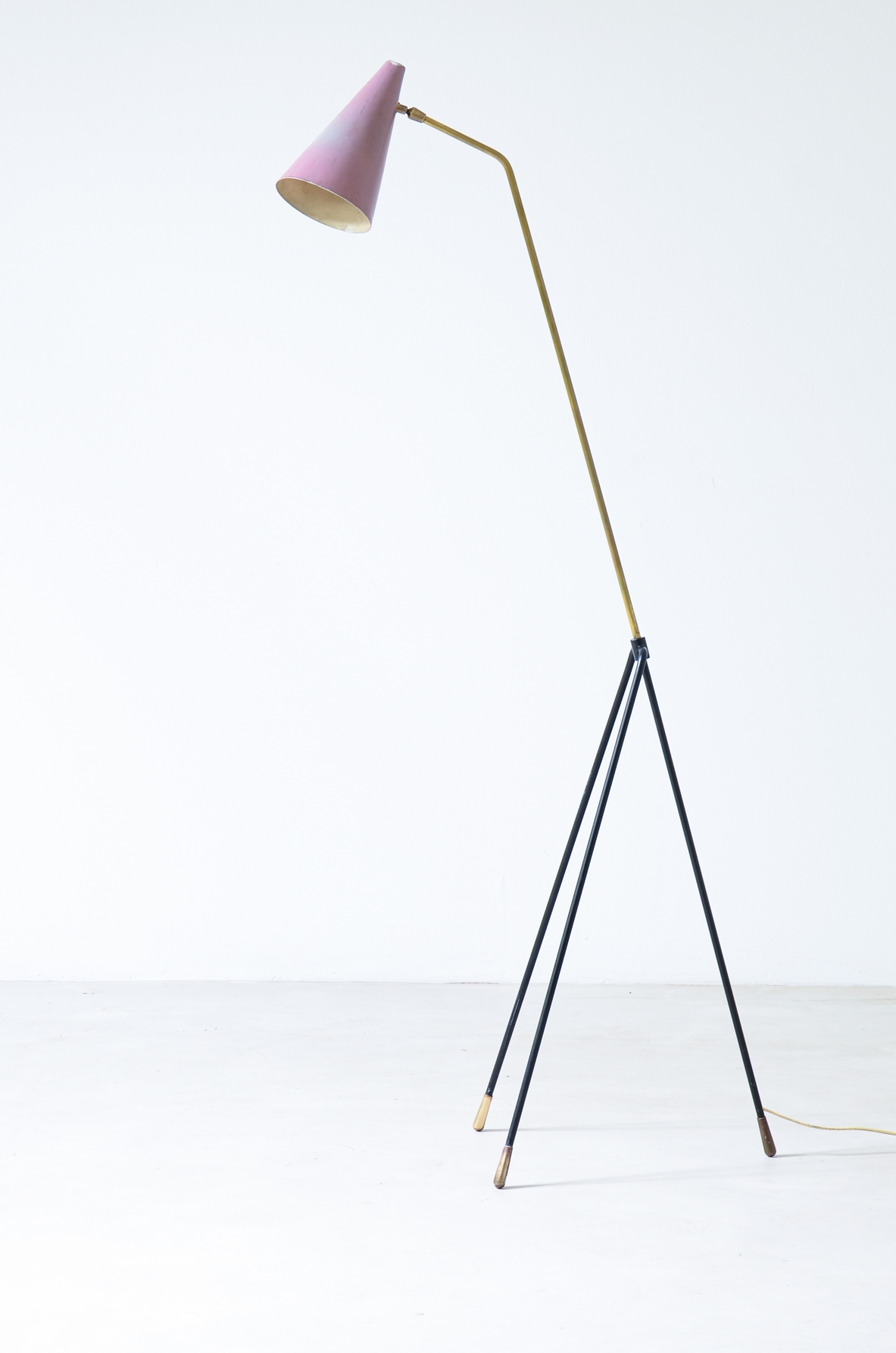 lampada da lettura in metallo curvato con finali in ottone tornito nello stile di Gino Sarfatti, manifattura italiana lampada da lettura in metallo curvato con finali in ottone tornito nello stile di Gino Sarfatti, manifattura italiana
