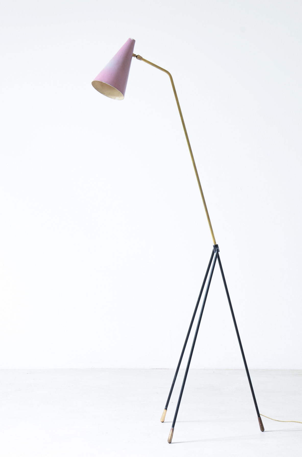 lampada da lettura in metallo curvato con finali in ottone tornito nello stile di Gino Sarfatti, manifattura italiana lampada da lettura in metallo curvato con finali in ottone tornito nello stile di Gino Sarfatti, manifattura italiana