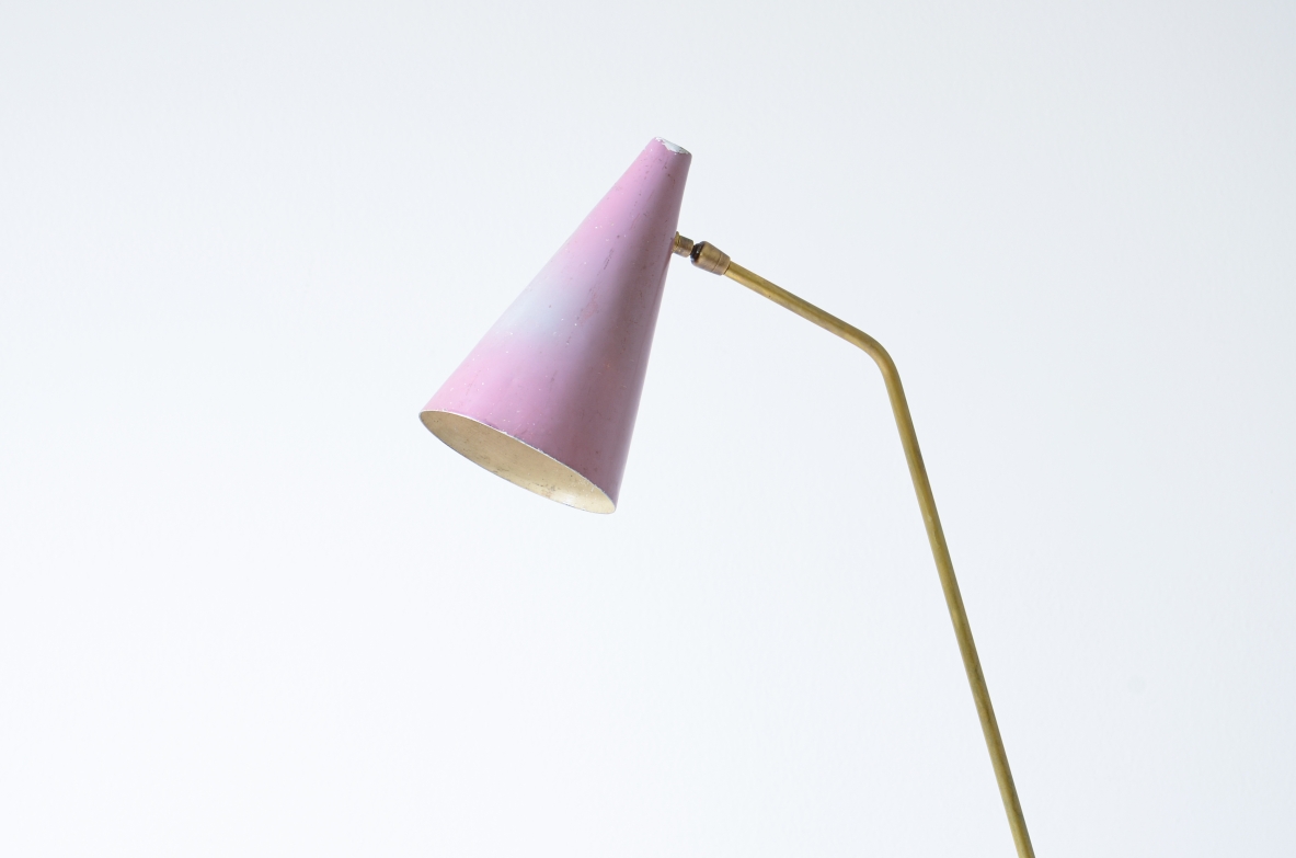 lampada da lettura in metallo curvato con finali in ottone tornito nello stile di Gino Sarfatti, manifattura italiana lampada da lettura in metallo curvato con finali in ottone tornito nello stile di Gino Sarfatti, manifattura italiana