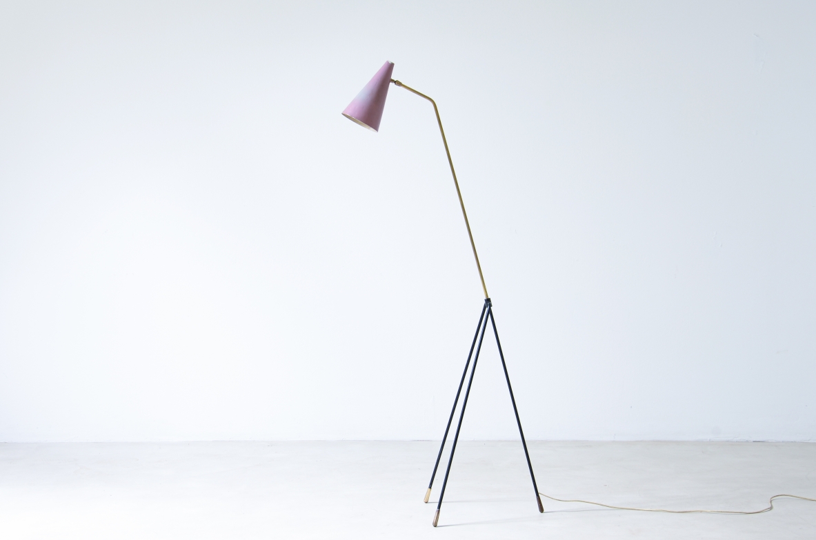 lampada da lettura in metallo curvato con finali in ottone tornito nello stile di Gino Sarfatti, manifattura italiana lampada da lettura in metallo curvato con finali in ottone tornito nello stile di Gino Sarfatti, manifattura italiana