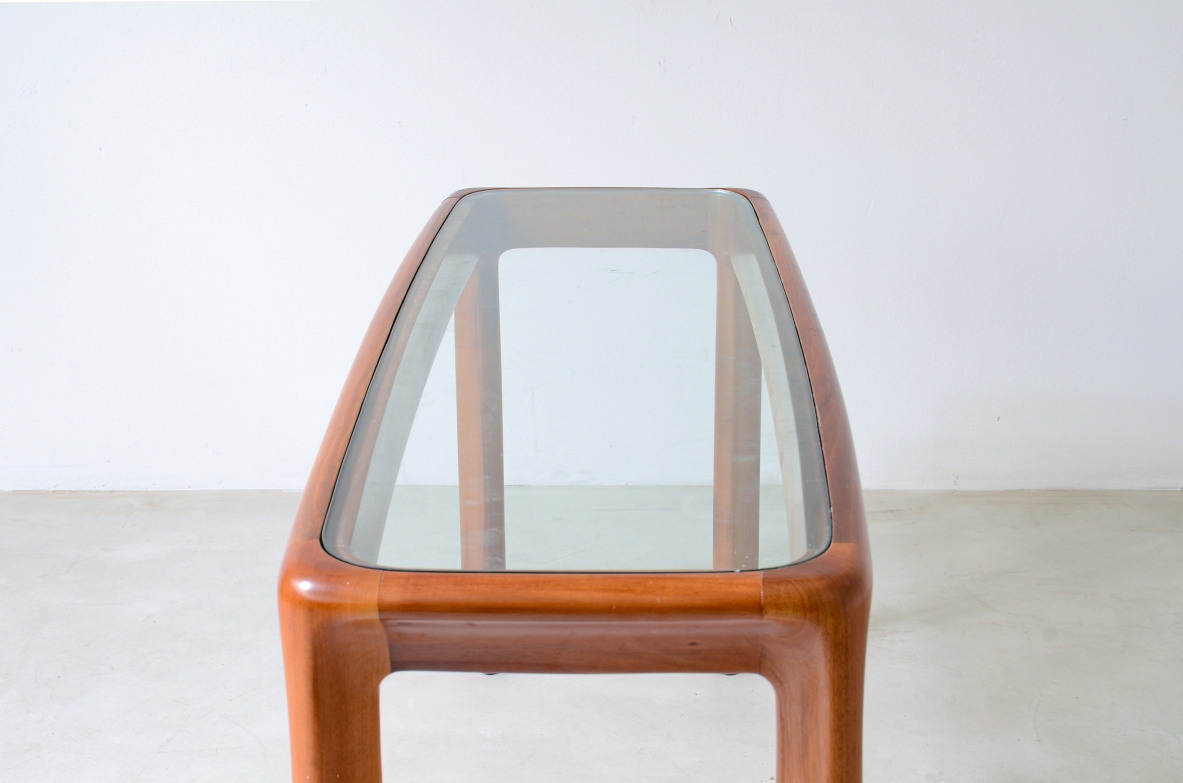 Angelo Mangiarotti (1921-2012)  Tavolo console con struttura in legno e piano in cristallo molato di forte spessore. Angelo Mangiarotti (1921-2012)  Tavolo console con struttura in legno e piano in cristallo molato di forte spessore.