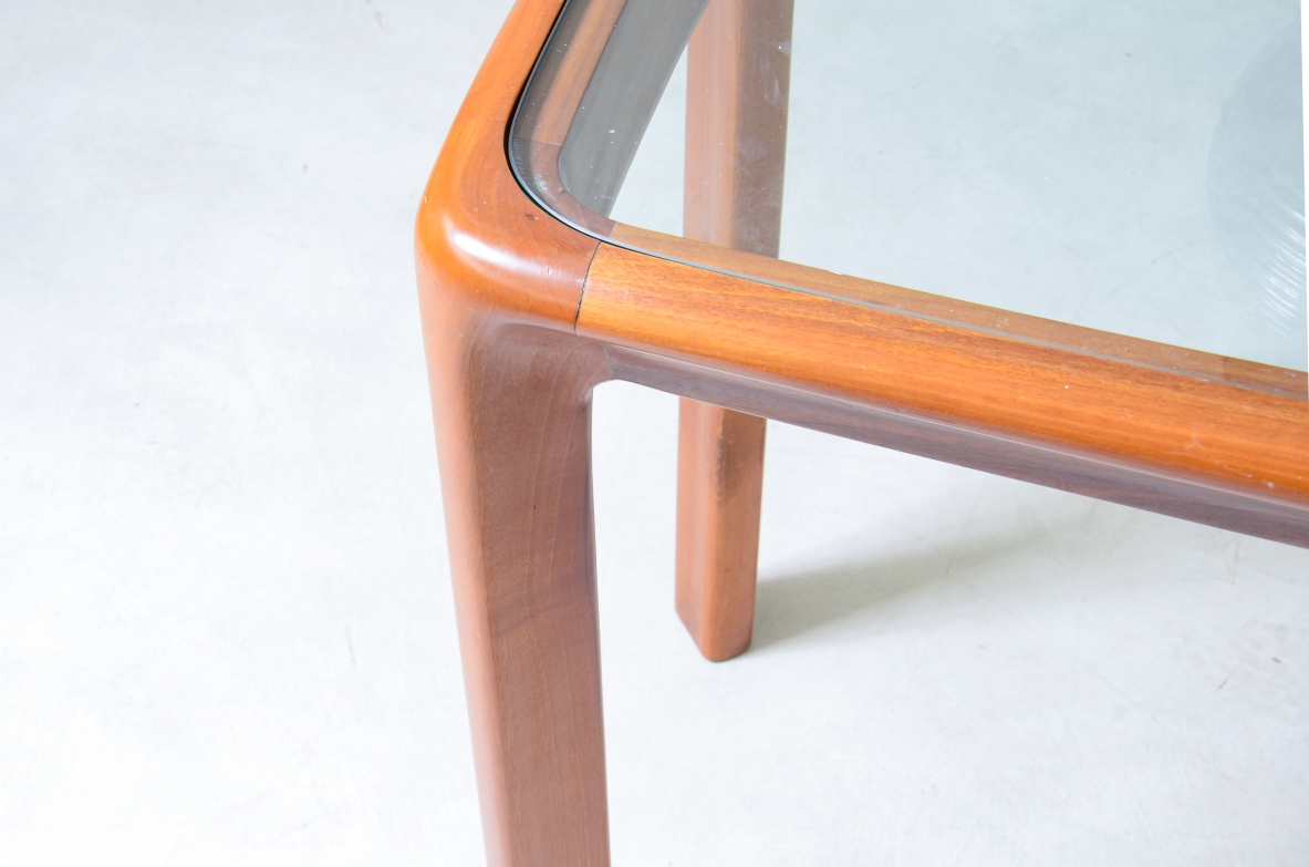 Angelo Mangiarotti (1921-2012)  Tavolo console con struttura in legno e piano in cristallo molato di forte spessore. Angelo Mangiarotti (1921-2012)  Tavolo console con struttura in legno e piano in cristallo molato di forte spessore.