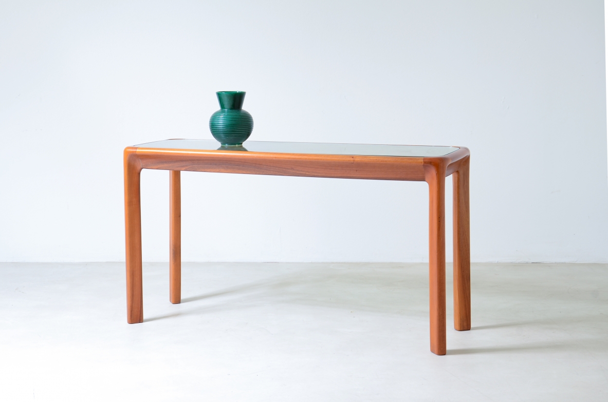 Angelo Mangiarotti (1921-2012)  Tavolo console con struttura in legno e piano in cristallo molato di forte spessore. Angelo Mangiarotti (1921-2012)  Tavolo console con struttura in legno e piano in cristallo molato di forte spessore.