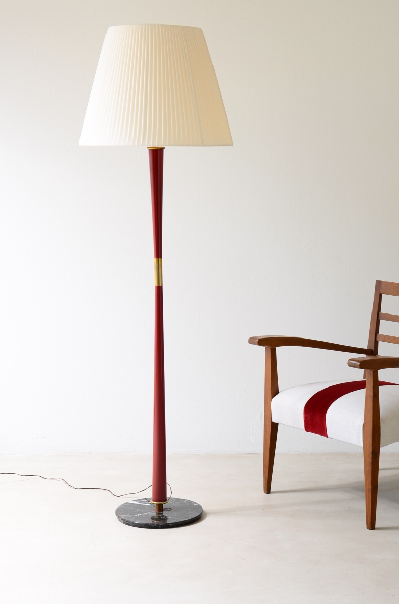 Large Stilnovo floor lamp with green Alps marble base and lacquered stem with brass details. Elegant original pleated hat.  Stilnovo Italia 1950ca.