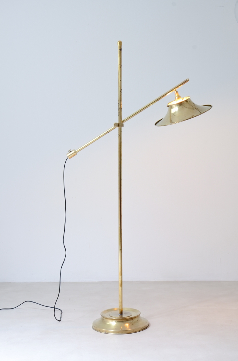 Lampada da terra in ottone con asta a bilanciere, base e cappello in ottone sagomato e forato.  Manifattura italiana 1950ca.