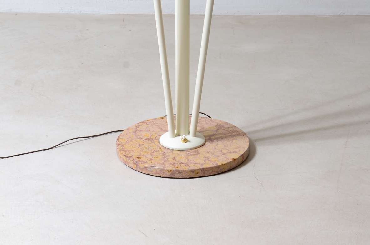 Lampada da terra a tre bracci in metallo laccato con cappelli in rattan e frange in tessuto.Manifattura italiana 1950ca. Lampada da terra a tre bracci in metallo laccato con cappelli in rattan e frange in tessuto.Manifattura italiana 1950ca.