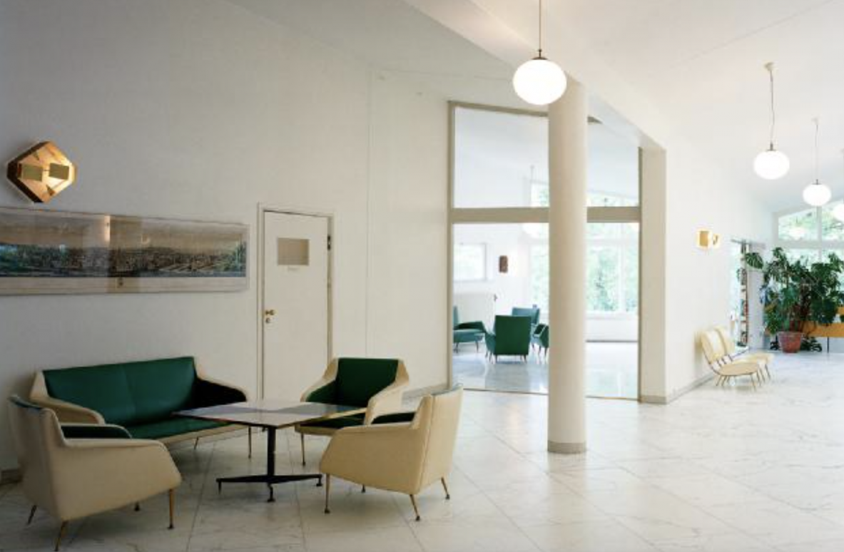 Carlo De Carli, Gio Ponti  Coppia di poltrone modello 802 rivestite in tessuto imbottito Manifattura Cassina 1954.