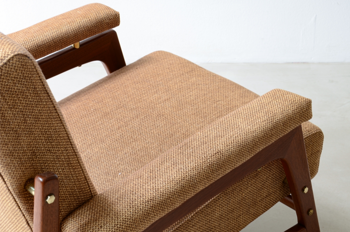 Coppia di poltrone moderniste con struttura in legno e distanziatori in ottone.  Manifattura Italiana, 1955ca.