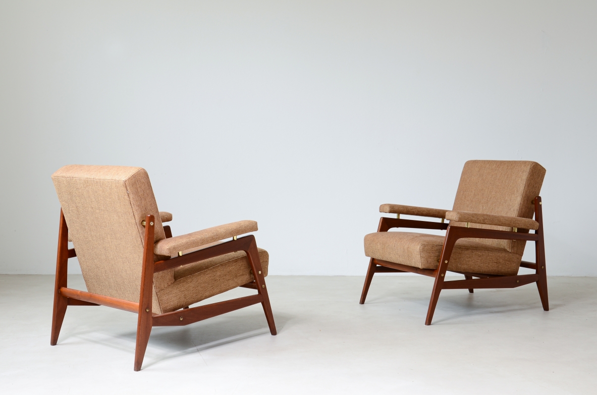 Coppia di poltrone moderniste con struttura in legno e distanziatori in ottone.  Manifattura Italiana, 1955ca.