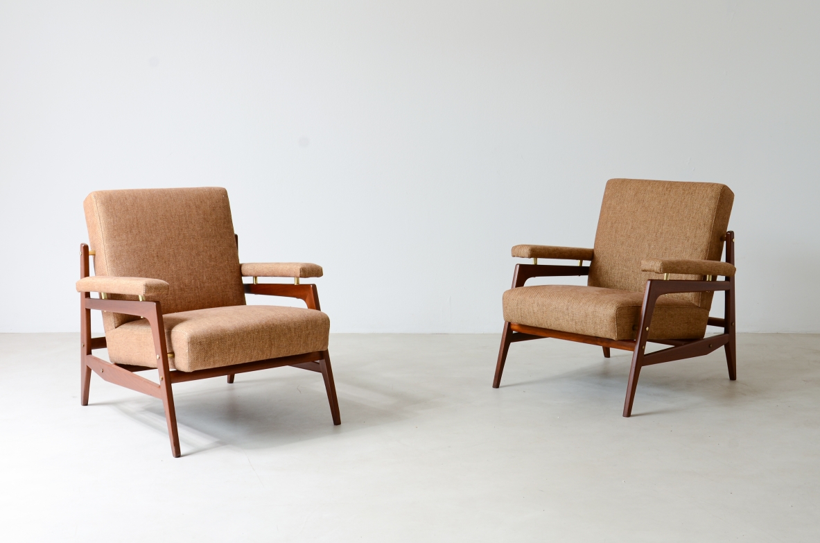 Coppia di poltrone moderniste con struttura in legno e distanziatori in ottone.  Manifattura Italiana, 1955ca.