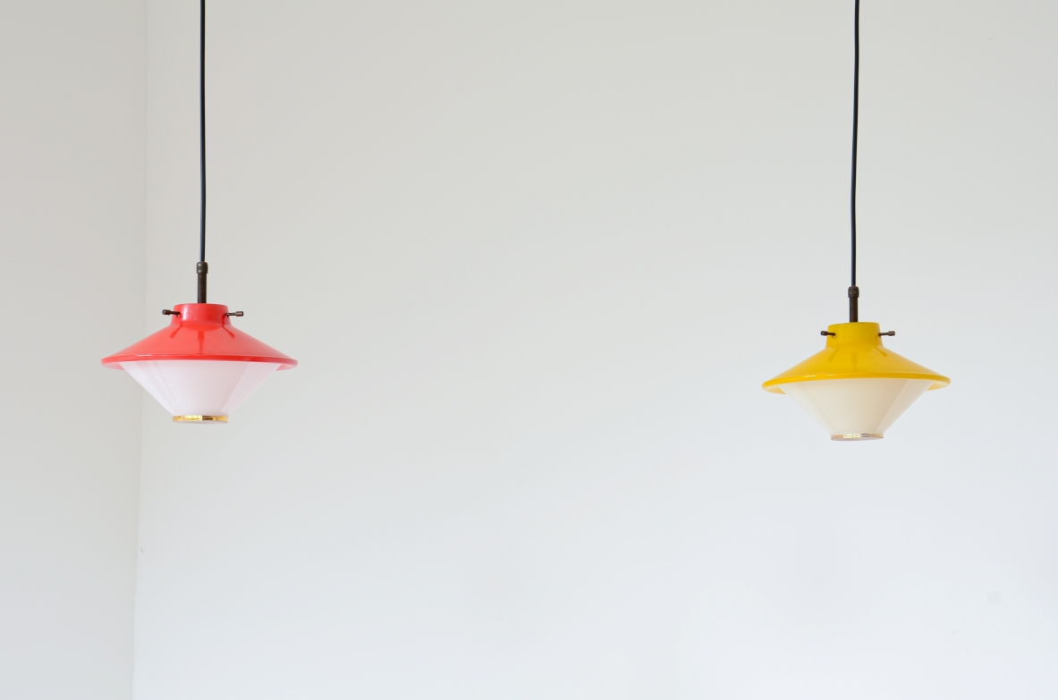 3 piccole lampade da soffitto in vetro stampato e colorato con dettagli in ottone.  Manifattura italiana, 1950. 3 piccole lampade da soffitto in vetro stampato e colorato con dettagli in ottone.  Manifattura italiana, 1950.