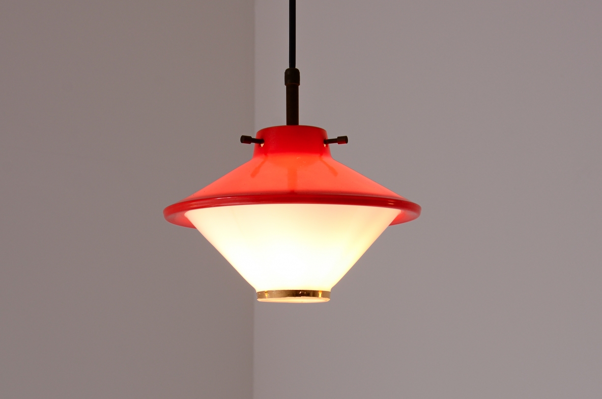 3 piccole lampade da soffitto in vetro stampato e colorato con dettagli in ottone.  Manifattura italiana, 1950. 3 piccole lampade da soffitto in vetro stampato e colorato con dettagli in ottone.  Manifattura italiana, 1950.