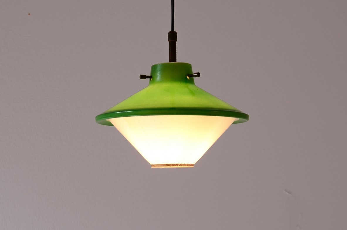 3 piccole lampade da soffitto in vetro stampato e colorato con dettagli in ottone.  Manifattura italiana, 1950. 3 piccole lampade da soffitto in vetro stampato e colorato con dettagli in ottone.  Manifattura italiana, 1950.