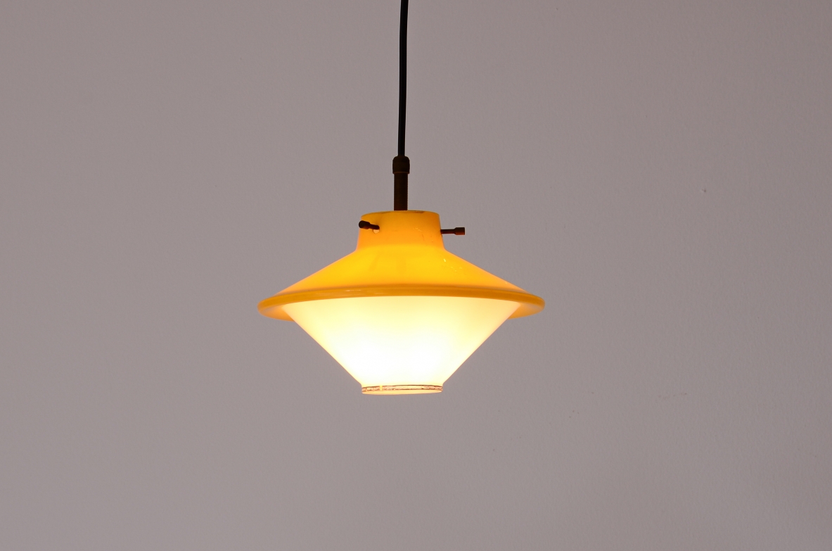 3 piccole lampade da soffitto in vetro stampato e colorato con dettagli in ottone.  Manifattura italiana, 1950. 3 piccole lampade da soffitto in vetro stampato e colorato con dettagli in ottone.  Manifattura italiana, 1950.