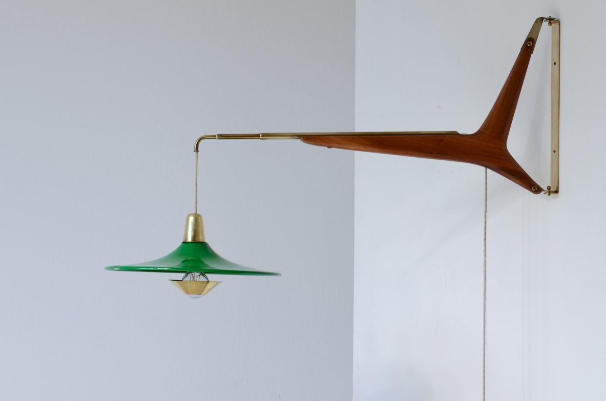 Franco Buzzi lampada aplique da parete con braccio estensibile in ottone 1950ca. Franco Buzzi lampada aplique da parete con braccio estensibile in ottone 1950ca.