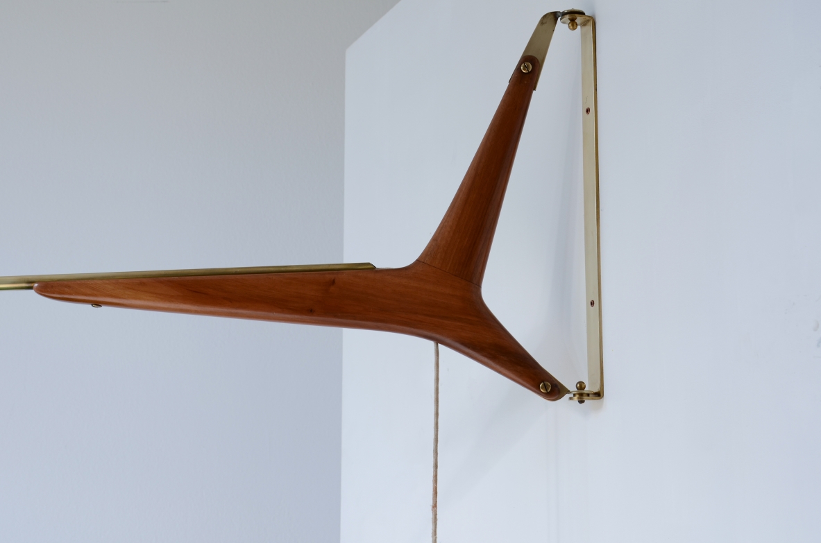Franco Buzzi lampada aplique da parete con braccio estensibile in ottone 1950ca. Franco Buzzi lampada aplique da parete con braccio estensibile in ottone 1950ca.