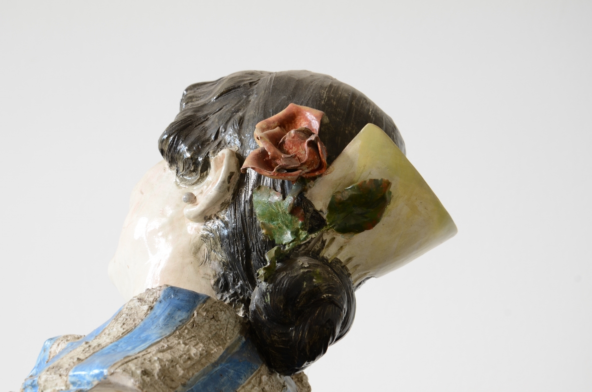 Figura di giovane donna in ceramica dipinta.  Francesco Parente, Firenze 1940ca.