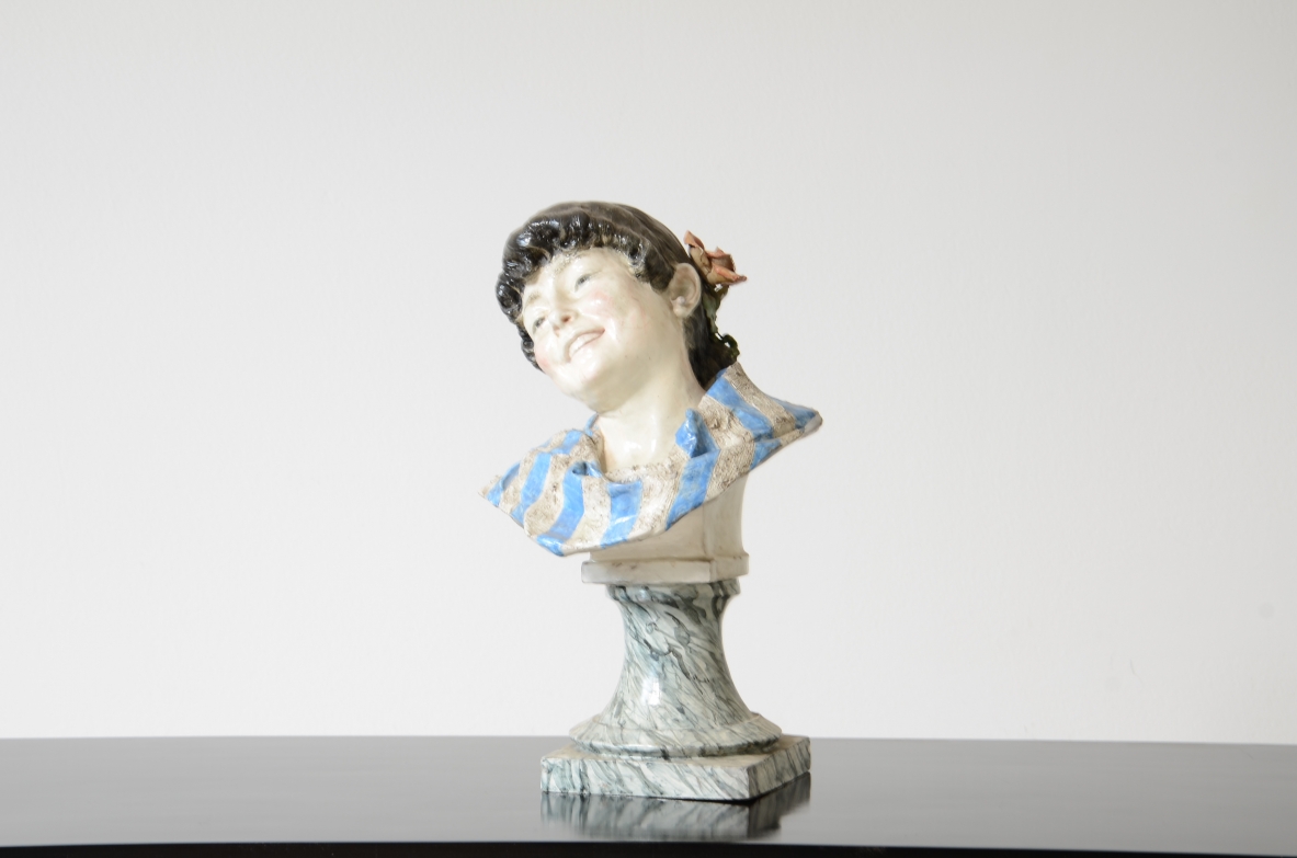 Figura di giovane donna in ceramica dipinta.  Francesco Parente, Firenze 1940ca.