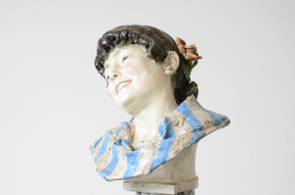 Figura di giovane donna in ceramica dipinta.  Francesco Parente, Firenze 1940ca.
