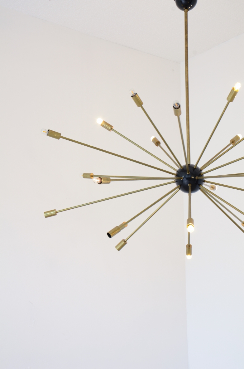 Grande lampadario modello Sputnik a 24 luci, ottone e metallo verniciato.  Manifattura italiana.