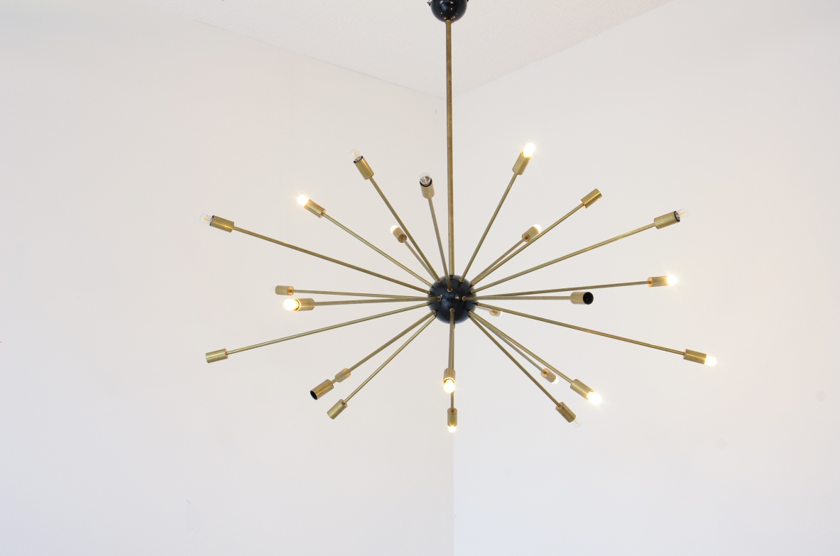 Grande lampadario modello Sputnik a 24 luci, ottone e metallo verniciato.  Manifattura italiana. Grande lampadario modello Sputnik a 24 luci, ottone e metallo verniciato.  Manifattura italiana.
