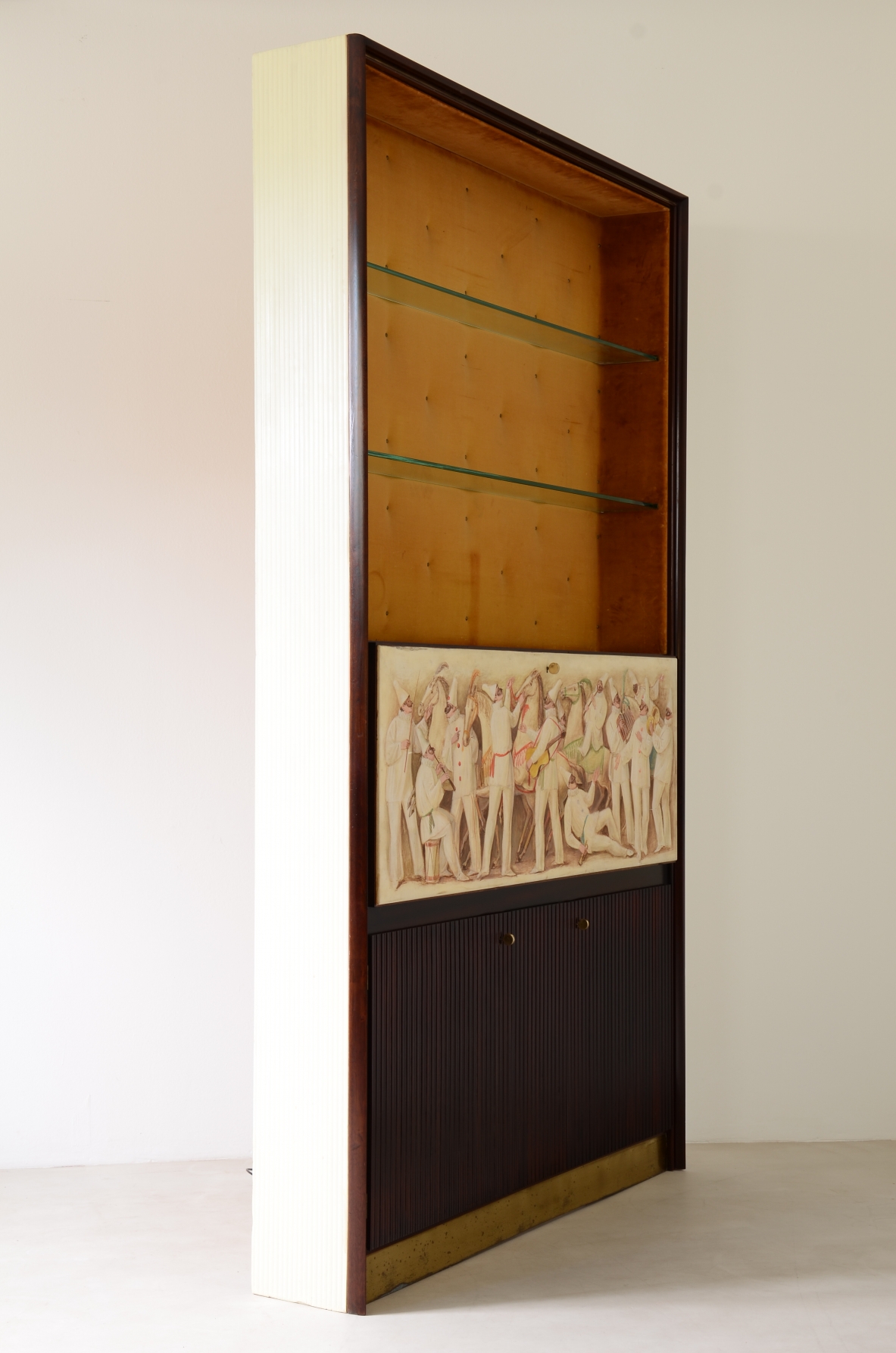 ABV Borsani  Grande mobile contenitore / bar / libreria con anta centrale dipinta su pergamena, fronte grissinato e mensole in cristallo