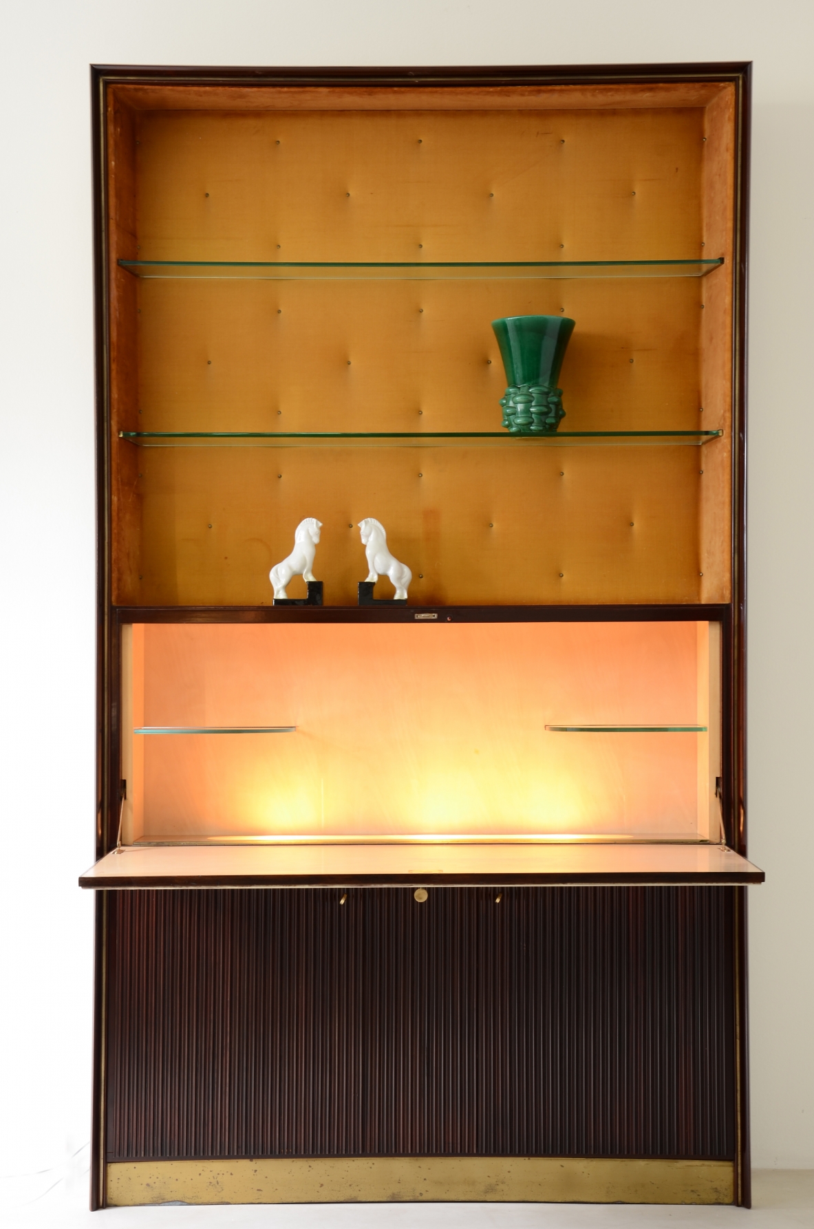 ABV Borsani  Grande mobile contenitore / bar / libreria con anta centrale dipinta su pergamena, fronte grissinato e mensole in cristallo