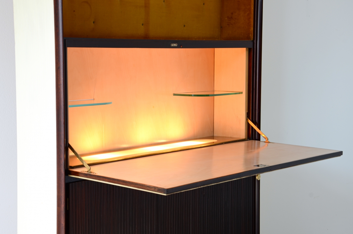 ABV Borsani  Grande mobile contenitore / bar / libreria con anta centrale dipinta su pergamena, fronte grissinato e mensole in cristallo