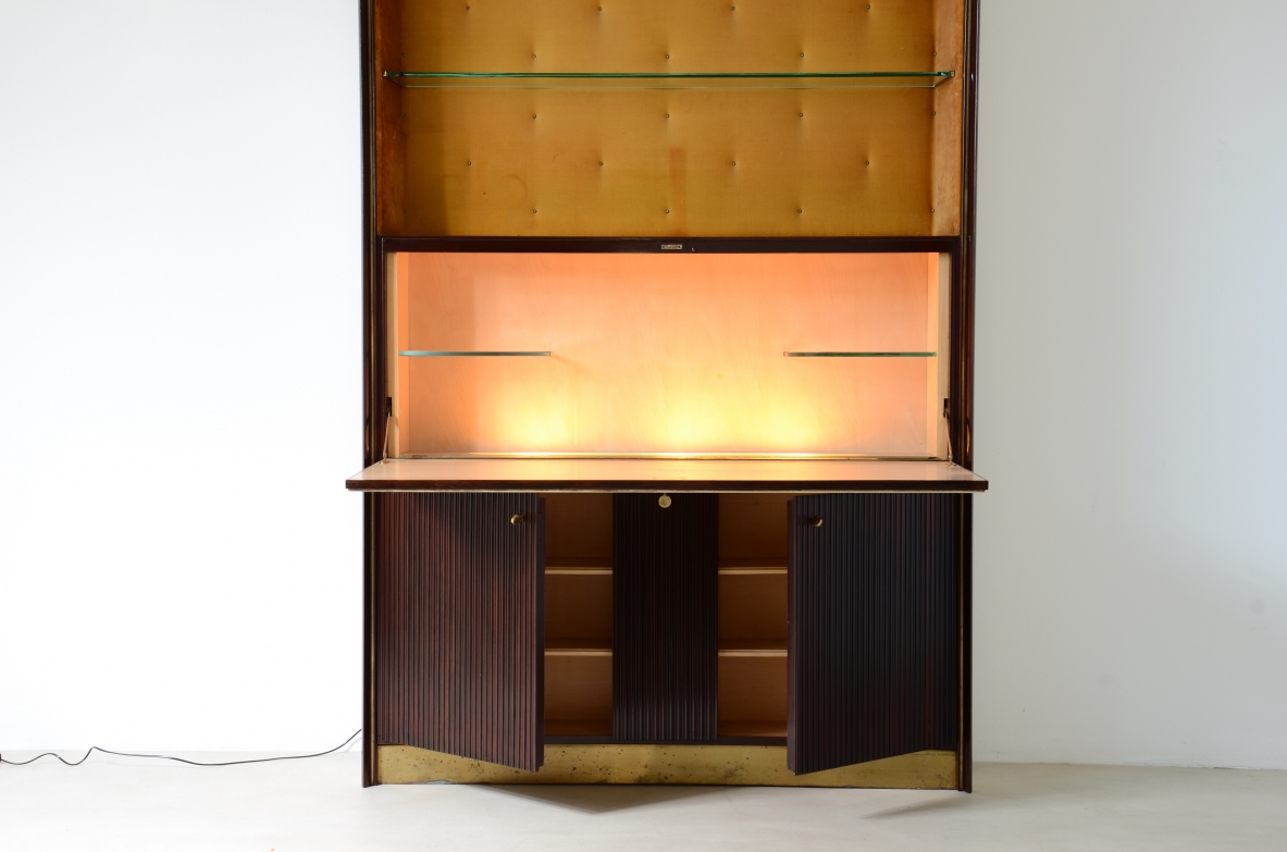 ABV Borsani  Grande mobile contenitore / bar / libreria con anta centrale dipinta su pergamena, fronte grissinato e mensole in cristallo