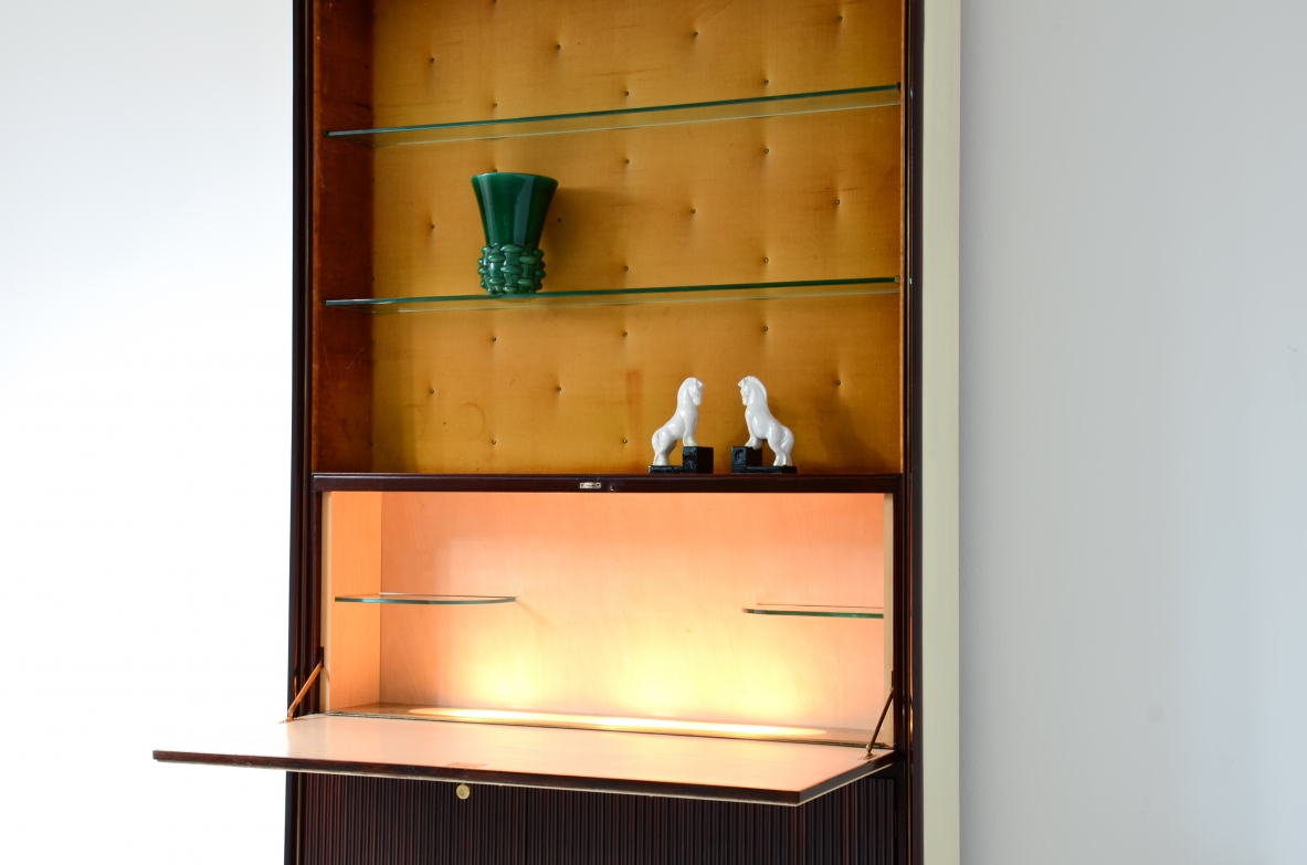 ABV Borsani  Grande mobile contenitore / bar / libreria con anta centrale dipinta su pergamena, fronte grissinato e mensole in cristallo