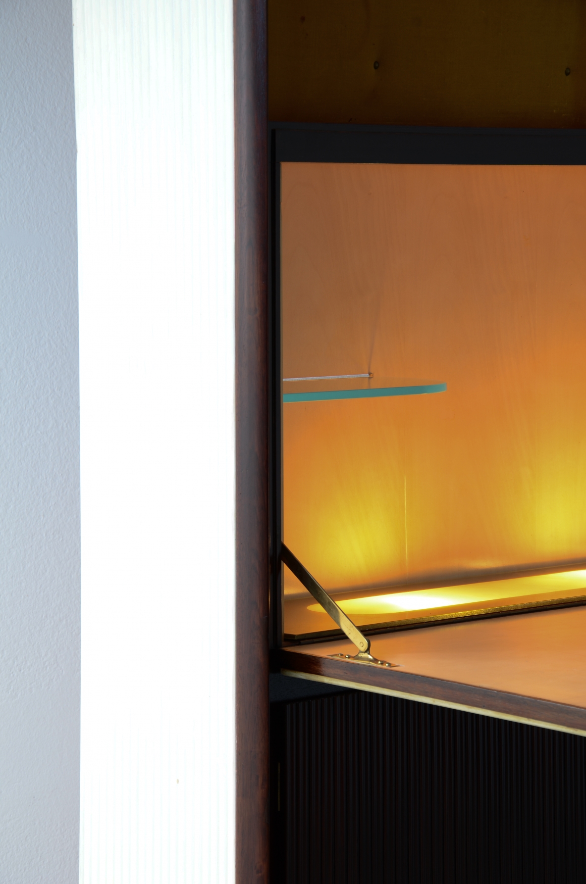 ABV Borsani  Grande mobile contenitore / bar / libreria con anta centrale dipinta su pergamena, fronte grissinato e mensole in cristallo