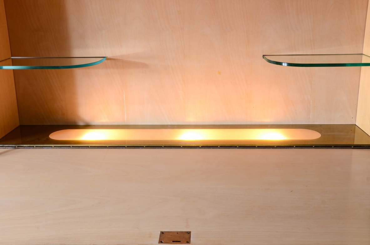 ABV Borsani  Grande mobile contenitore / bar / libreria con anta centrale dipinta su pergamena, fronte grissinato e mensole in cristallo