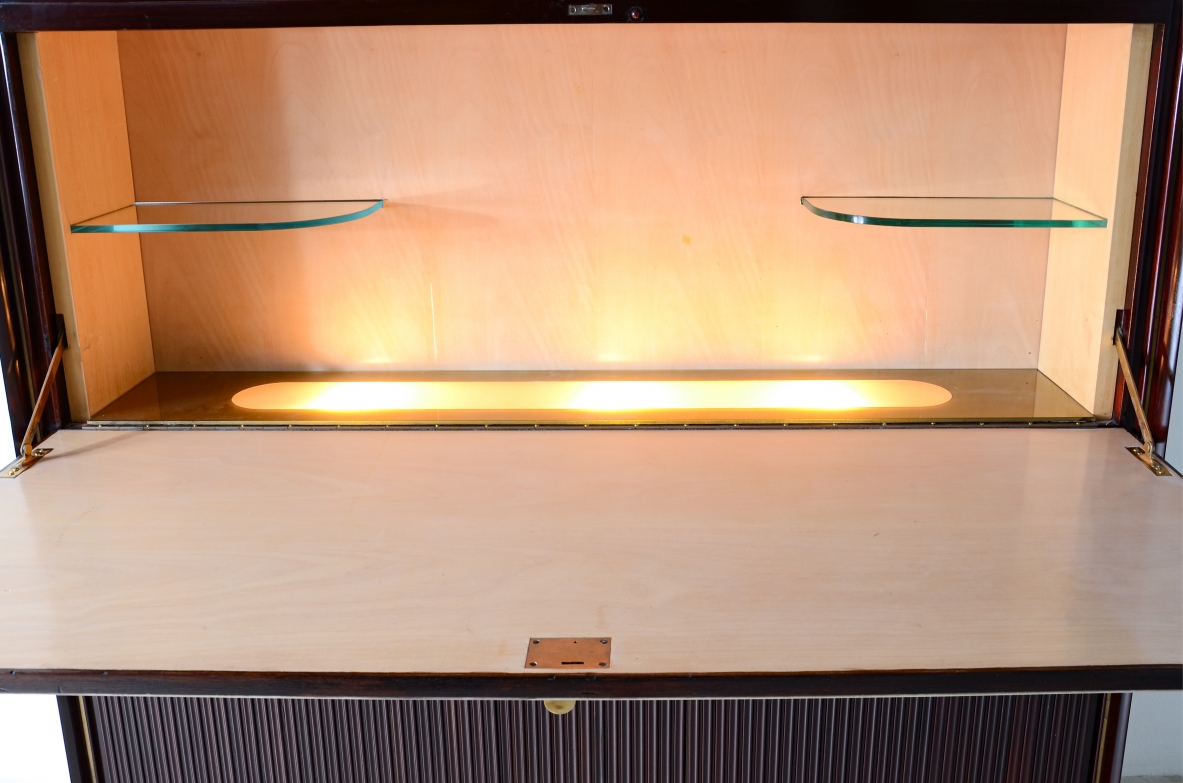 ABV Borsani  Grande mobile contenitore / bar / libreria con anta centrale dipinta su pergamena, fronte grissinato e mensole in cristallo