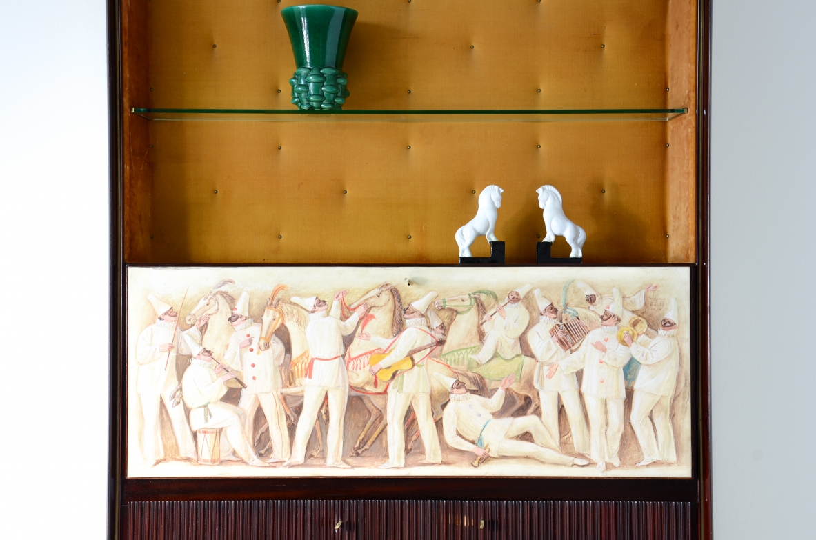 ABV Borsani  Grande mobile contenitore / bar / libreria con anta centrale dipinta su pergamena, fronte grissinato e mensole in cristallo