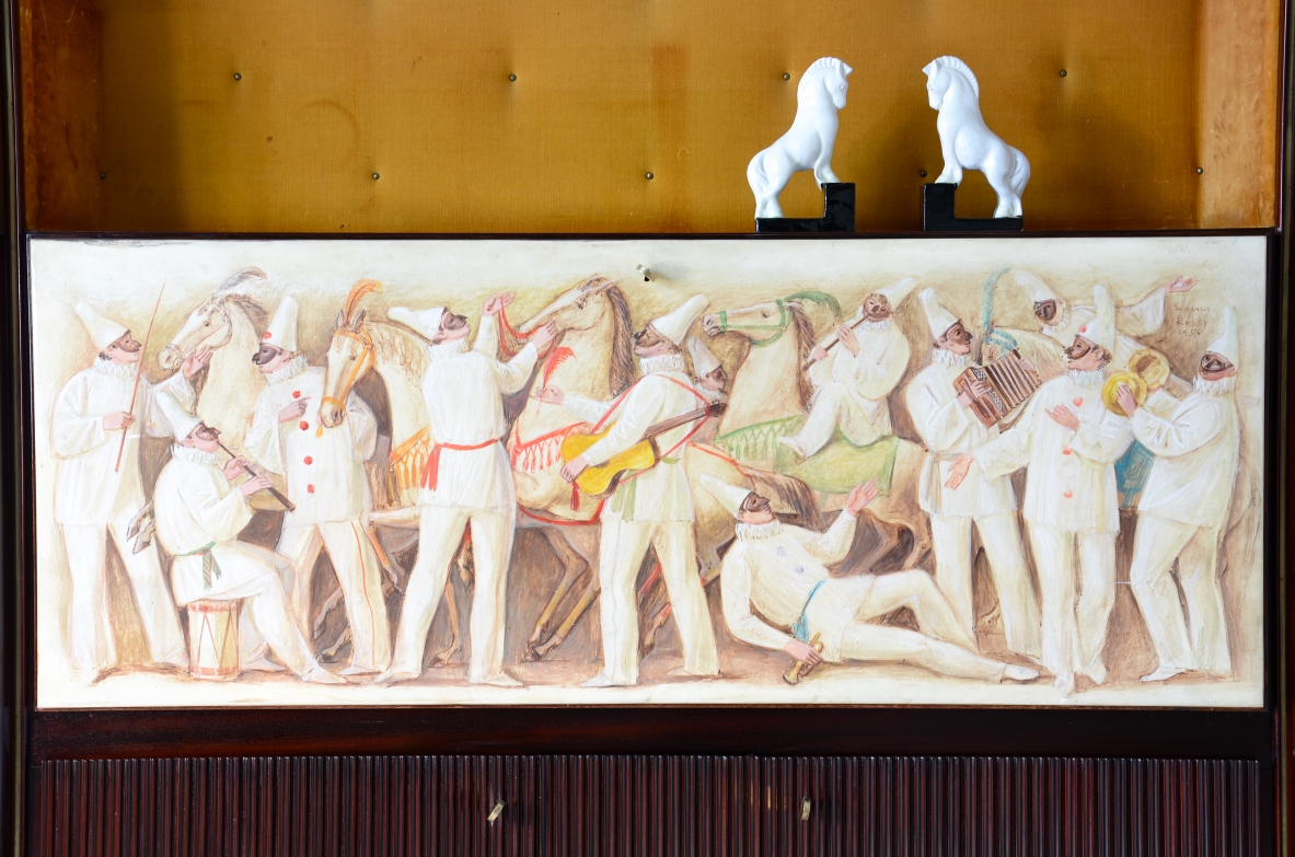 ABV Borsani  Grande mobile contenitore / bar / libreria con anta centrale dipinta su pergamena, fronte grissinato e mensole in cristallo