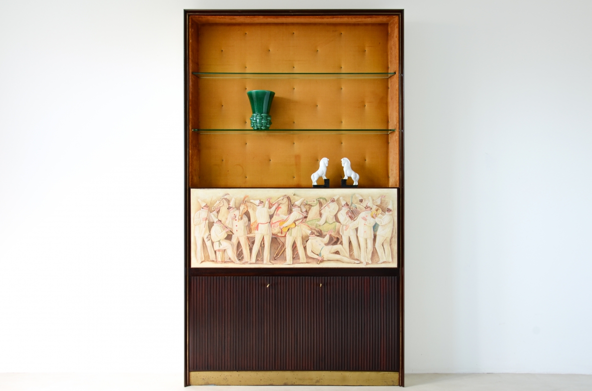 ABV Borsani  Grande mobile contenitore / bar / libreria con anta centrale dipinta su pergamena, fronte grissinato e mensole in cristallo