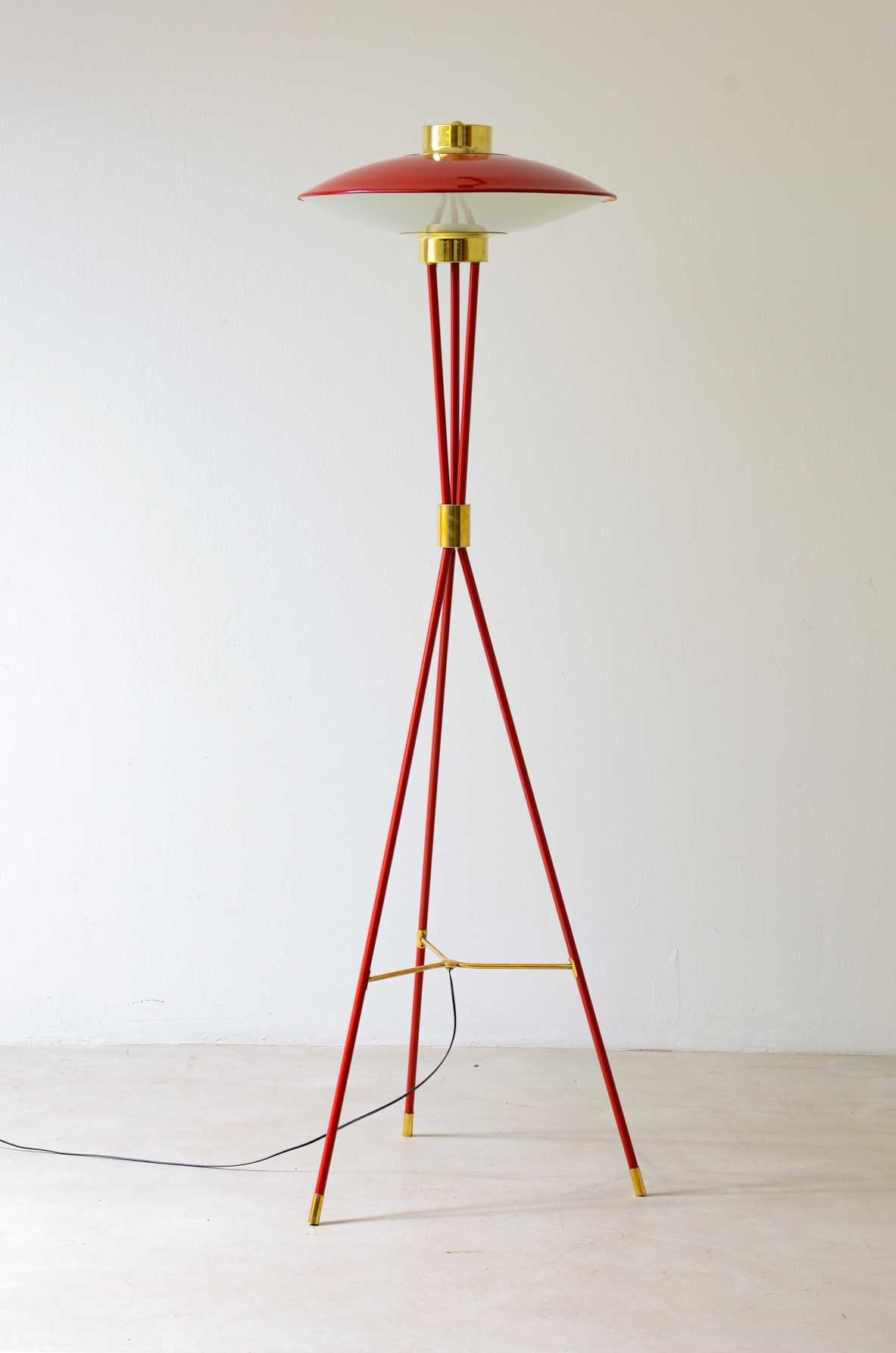 Stilnovo Milano  Rara lampada da terra in metallo laccato rosso. Manifattura Stilnovo, 1950 ca. Stilnovo Milano  Rara lampada da terra in metallo laccato rosso. Manifattura Stilnovo, 1950 ca.