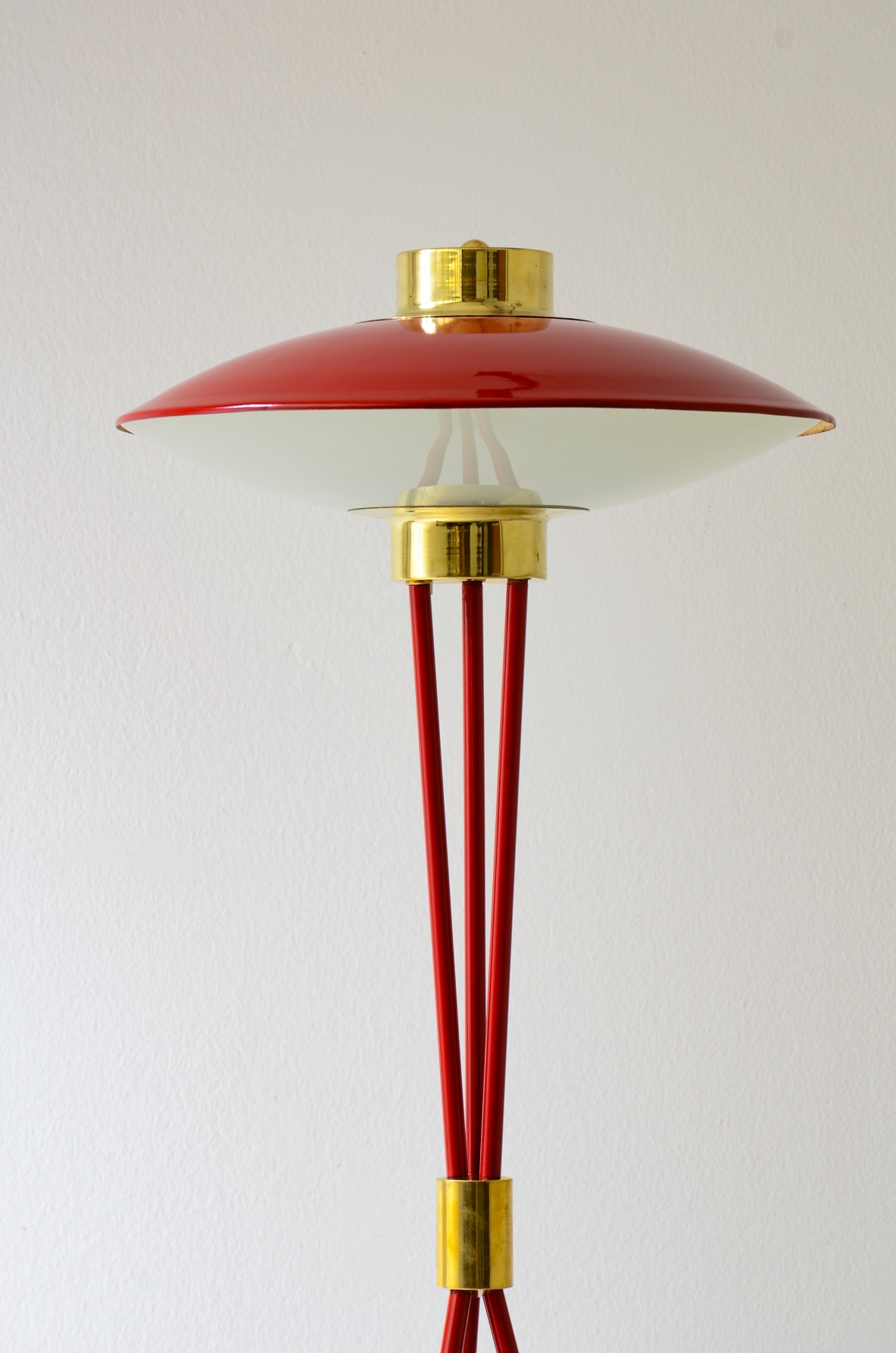 Stilnovo Milano  Rara lampada da terra in metallo laccato rosso. Manifattura Stilnovo, 1950 ca. Stilnovo Milano  Rara lampada da terra in metallo laccato rosso. Manifattura Stilnovo, 1950 ca.