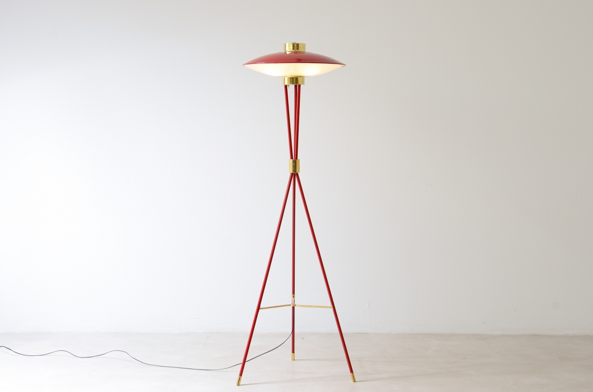 Stilnovo Milano  Rara lampada da terra in metallo laccato rosso. Manifattura Stilnovo, 1950 ca. Stilnovo Milano  Rara lampada da terra in metallo laccato rosso. Manifattura Stilnovo, 1950 ca.