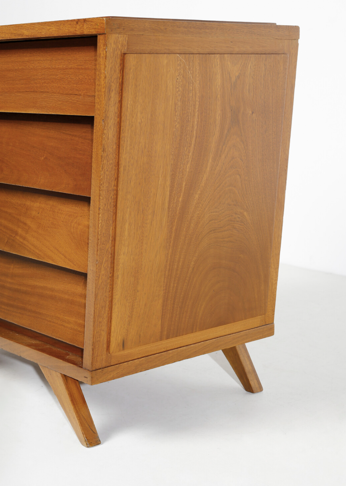 Jose Zanine Caldas  Mobile in rovere a 4 casseti.  Manifattura brasiliana anni 50ca.  Móveis Artisticos Z.