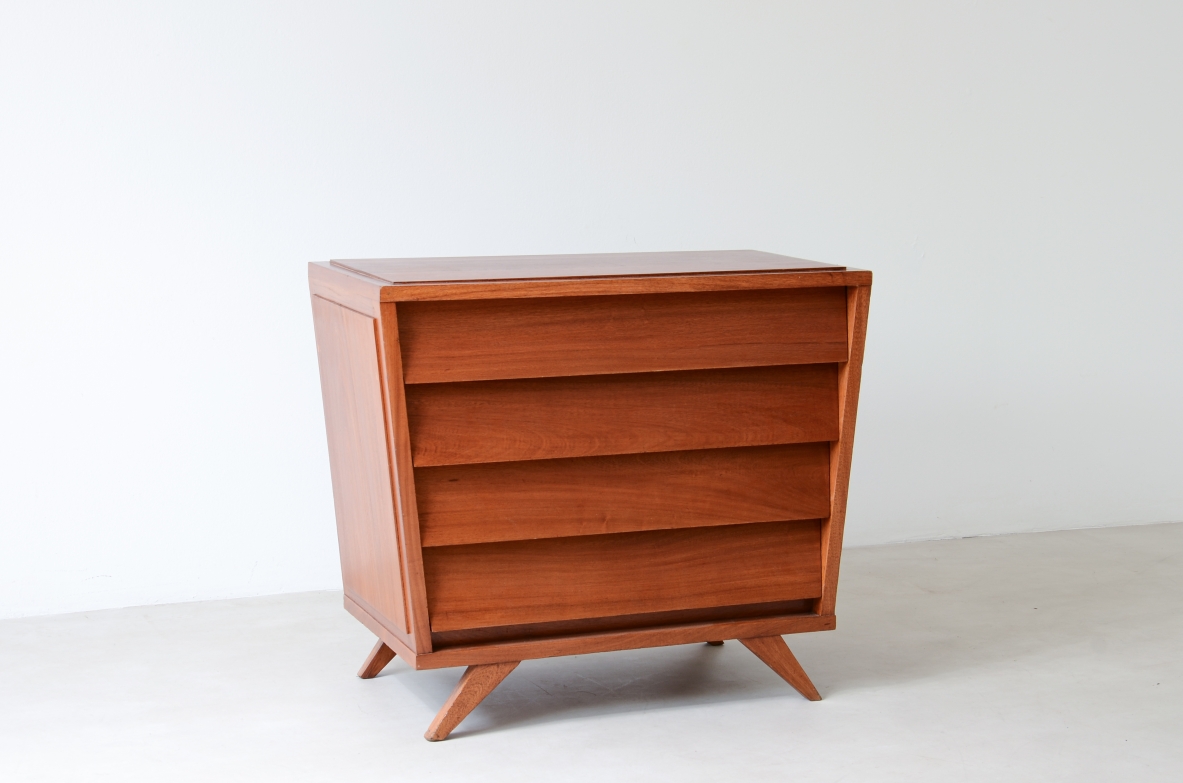 Jose Zanine Caldas Mobile in rovere a 4 casseti. Manifattura brasiliana anni 50ca. Móveis Artisticos