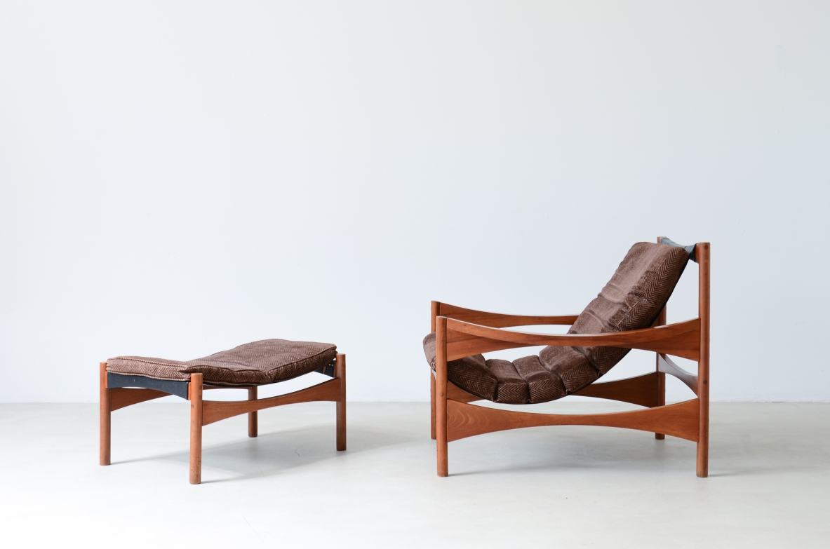 Franco Bettonica  armchair with footrest in walnut Model P40 Production Poltronova 1959.