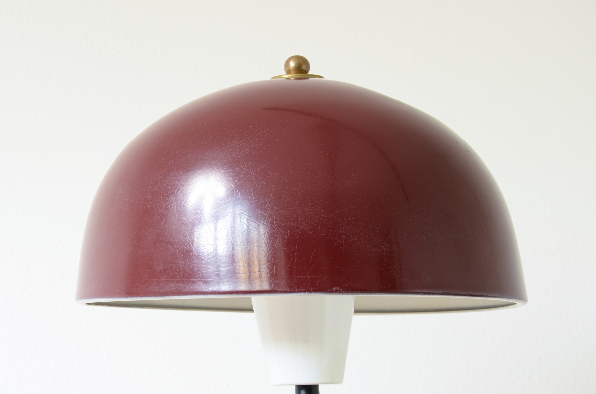 Grande lampada da tavolo in metallo a tre colori con interruttore a tre regolazioni.  Manifattura Stilux Milano 1960ca. Grande lampada da tavolo in metallo a tre colori con interruttore a tre regolazioni.  Manifattura Stilux Milano 1960ca.
