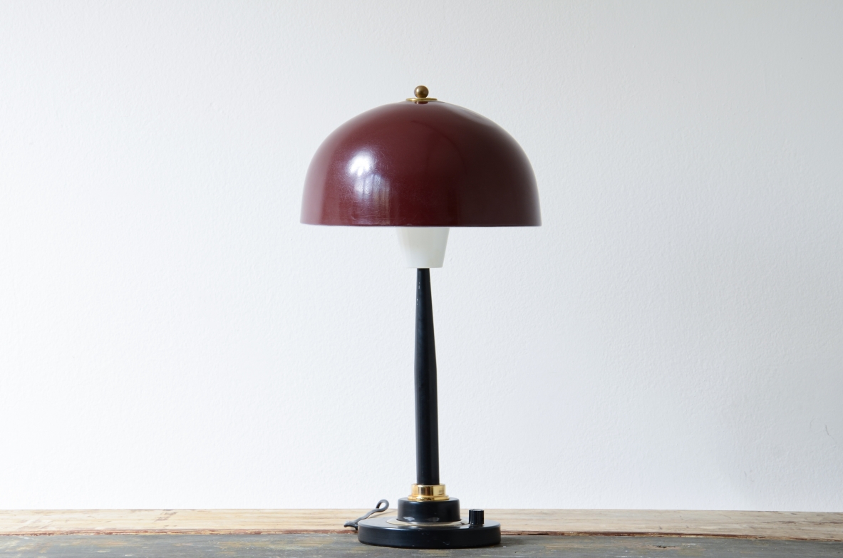 Grande lampada da tavolo in metallo a tre colori con interruttore a tre regolazioni.  Manifattura Stilux Milano 1960ca. Grande lampada da tavolo in metallo a tre colori con interruttore a tre regolazioni.  Manifattura Stilux Milano 1960ca.